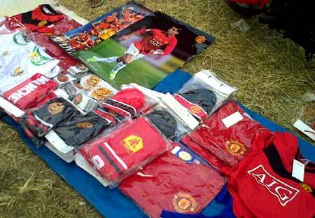 Bisnis Merchandise Klub Sepak Bola: Lebih dari Sekadar Jersey, Sebuah Industri Bernilai Miliaran Dolar