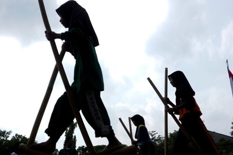Egrang: Menapak Jejak Sejarah dan Memahami Aturan Permainan Tradisional yang Mendunia