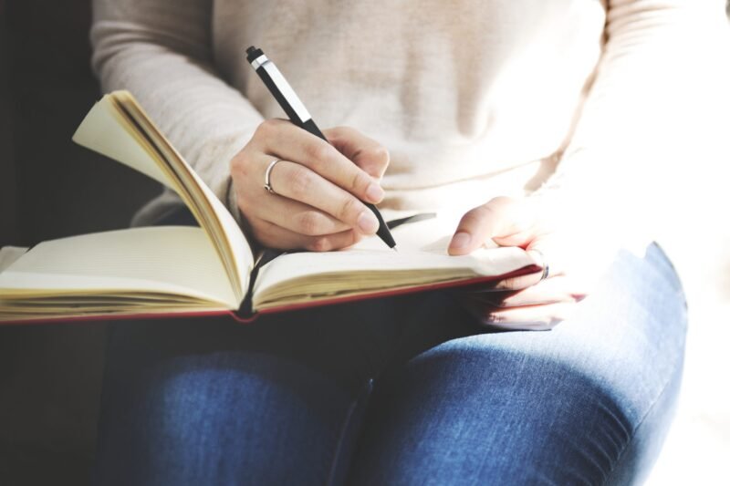 Journaling: Lebih dari Sekadar Menulis Diary, Investasi untuk Kesehatan Mental Anda