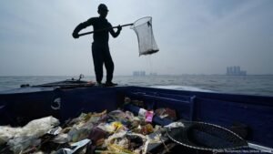 Politik Sampah Plastik 2025: Antara Ambisi, Realitas, dan Konsekuensi