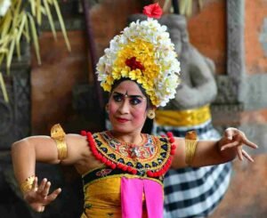 Baiklah, mari kita susun artikel tentang keunikan budaya di berbagai daerah Indonesia.