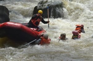 Persiapan Sebelum Arung Jeram: Menaklukkan Jeram dengan Aman dan Menyenangkan