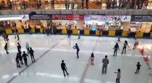 Tentu saja, mari kita susun artikel tentang tempat-tempat terbaik untuk bermain ice skating.