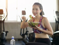 Tentu, mari kita bahas tuntas tentang makanan sebelum dan sesudah olahraga, panduan penting untuk memaksimalkan performa dan pemulihan Anda.
